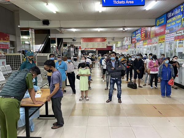 Thần tốc lấy mẫu xét nghiệm Covid-19 toàn bộ nhân viên, hành khách tại bến xe Miền Đông trong đêm 30 Tết