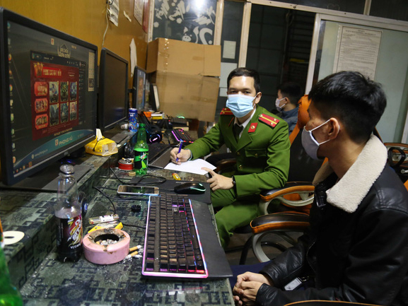 Chơi game online trong quán net giữa vùng dịch, 7 thanh niên được đưa đi cách ly tập trung tự trả phí
