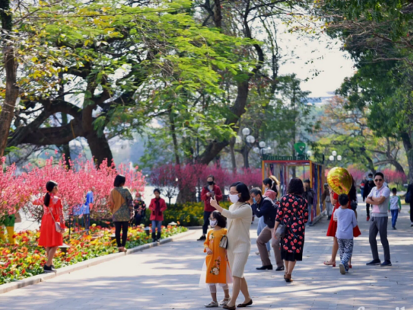 Ảnh: Hà Nội 30 Tết 'đông chưa từng thấy', người dân đổ xô ra đường tận hưởng chiều nắng đẹp cuối cùng trong năm