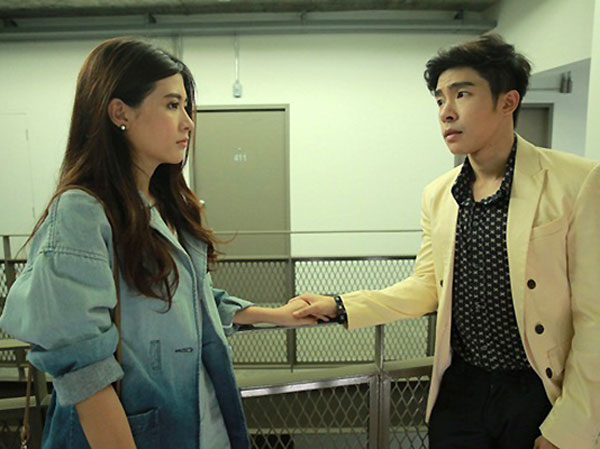 Bị vợ bắt gặp cảnh ôm ấp nữ đồng nghiệp trong nhà, chồng thót tim sợ vợ ghen tuông nhưng phản ứng không thể ngờ của cô khiến anh hoảng hốt tột độ