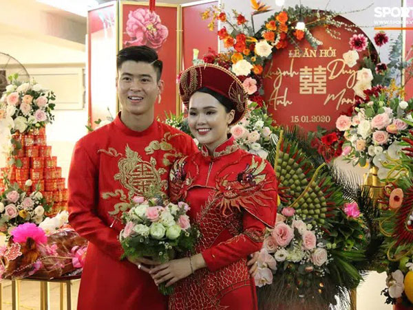 Đám cưới 'khủng' năm 2020 của dàn cầu thủ: Tổ chức 3 nơi, kiểm soát bằng thẻ từ, quà cưới 10 cây vàng, dây chuyền 800 triệu