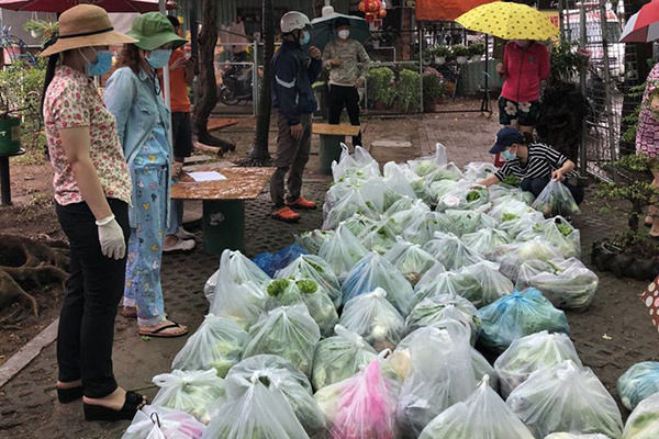 Đón Tết 'đặc biệt' trong chung cư phong tỏa: Tình người ấm áp xua tan nỗi sợ dịch bệnh