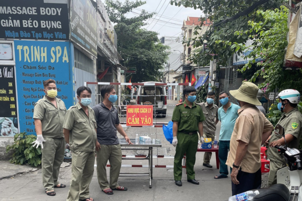 NÓNG: Mẹ 1 nhân viên sân bay Tân Sơn Nhất dương tính SARS-CoV-2, phong tỏa 1 khu vực ở quận 12