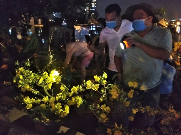 Đêm giao thừa người TPHCM soi đèn mua hoa Tết giải cứu nông dân