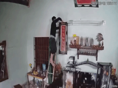 Người đàn ông trang trí nhà ngày Tết và khoảnh khắc đau điếng cả người
