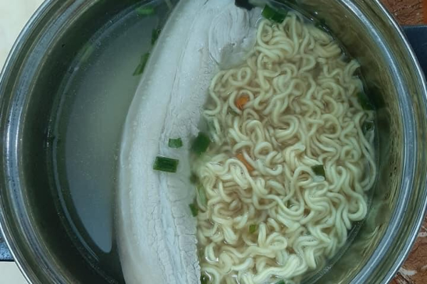 Xin thêm thịt vào bát mì, anh chồng ngớ người khi cô vợ làm 'nhiệt tình hơn mong đợi'