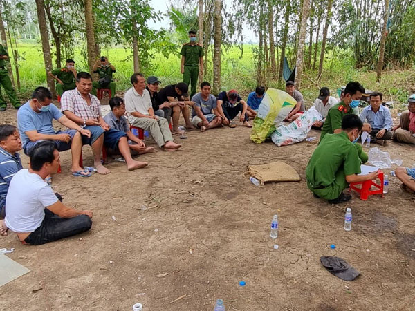 Trưởng công an huyện hóa trang thành con bạc, trường gà 'khủng' bị đánh úp