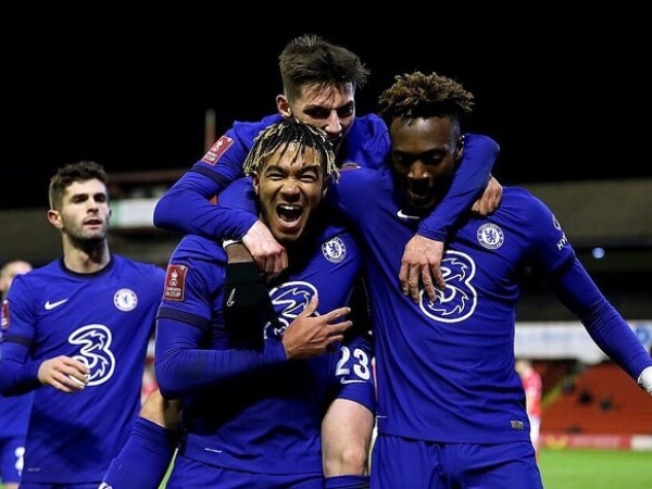Chelsea chật vật vào tứ kết Cup FA