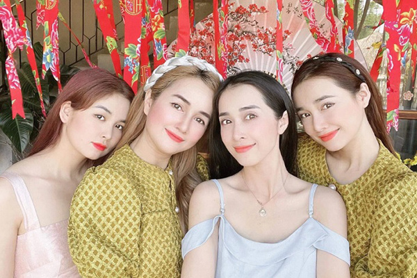 Màn đọ sắc gia đình gây sốt đầu năm: Nhã Phương visual lên hương, cùng hội chị em toàn mẹ bỉm 'bùng nổ' gen trội