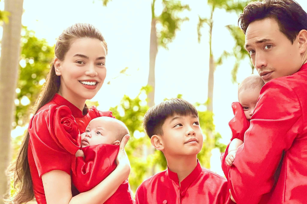 Tấm ảnh viên mãn nhất mùng 1 Tết của Hà Hồ: Nhà 5 người diện áo dài đỏ khoe sắc nhưng đặc biệt nhất là ánh mắt Subeo nhìn Kim Lý