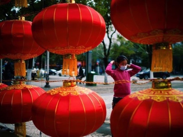 Người Vũ Hán chen chân sắm sửa sau một năm mất Tết vì COVID-19
