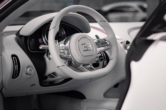 Góc ông chồng của năm: Tặng hẳn cho vợ siêu xe Bugatti Chiron độc nhất vô nhị trị giá gần 3,4 triệu USD nhân dịp Valentine