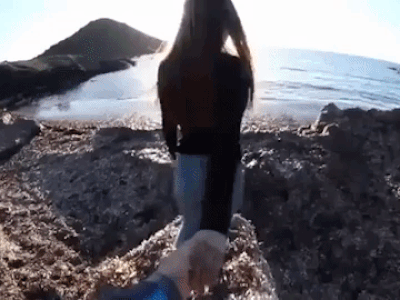 Đang quay video theo trend 'nắm tay em đi khắp thế gian' ở mỏm đá, cô gái xinh bị bạn trai xô ngã nằm bất động