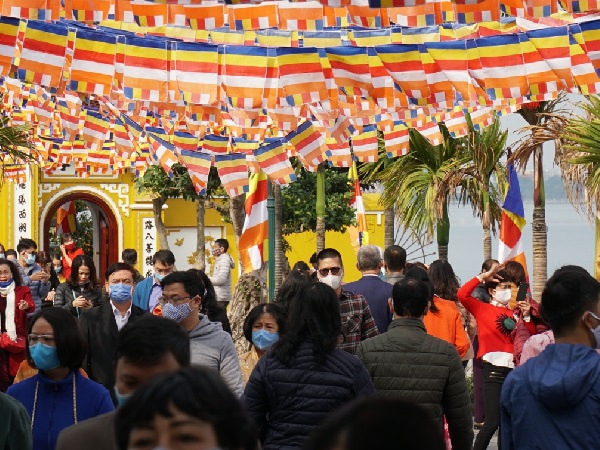 Hà Nội: Chùa Trấn Quốc, Phủ Tây Hồ đông kín người đi lễ ngày mùng 2 Tết, nhiều tuyến đường ùn tắc