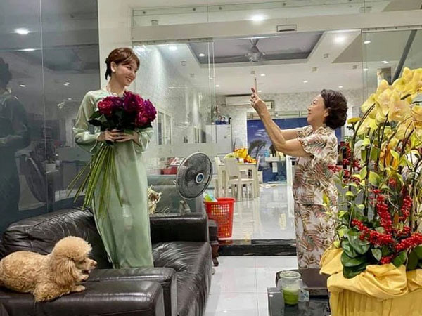 Chỉ 1 chi tiết trong ngày đầu năm, Hari Won đã chứng minh được mối quan hệ với mẹ chồng