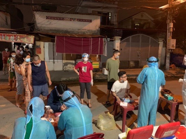 TP.HCM xuyên đêm lấy mẫu xét nghiệm COVID-19 ở chợ, nhà trọ