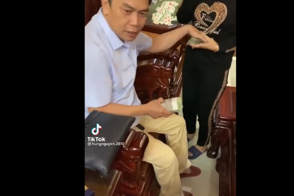 Xôn xao clip ông bố xòe cọc tiền vài chục triệu lì xì cho mỗi người một 'bó', dân mạng gọi nhau quả con nhà người ta đây rồi!