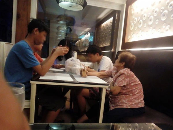 Cụ bà dẫn các cháu đi ăn nhân kỳ nghỉ dài nhưng hành động của cháu lại khiến không ít dân mạng rơi nước mắt
