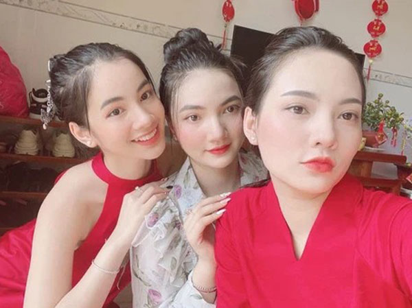 Tình tin đồn của chồng cũ Lệ Quyên khoe nhẹ nhan sắc 'đỉnh chóp' đầu năm, lộ luôn 2 chị gái cũng xinh không vừa