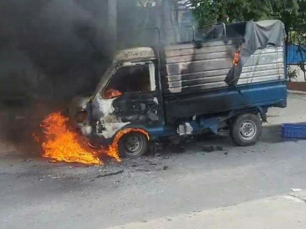 Xe tải đang chạy bốc cháy, tài xế tháo chạy thoát thân