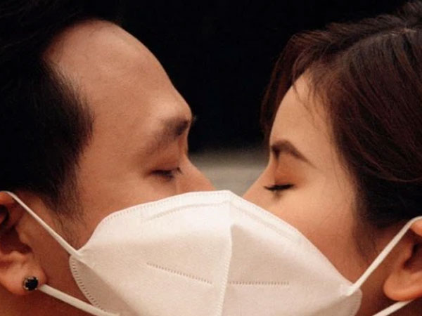 Anh Đức bất ngờ công khai bạn gái ngay Tết Nguyên đán, Trấn Thành cùng hội bạn đều thốt lên ngỡ ngàng