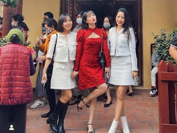 Chi Pu bị chỉ trích khi đi chùa đầu năm mới nhưng lại diện váy ngắn