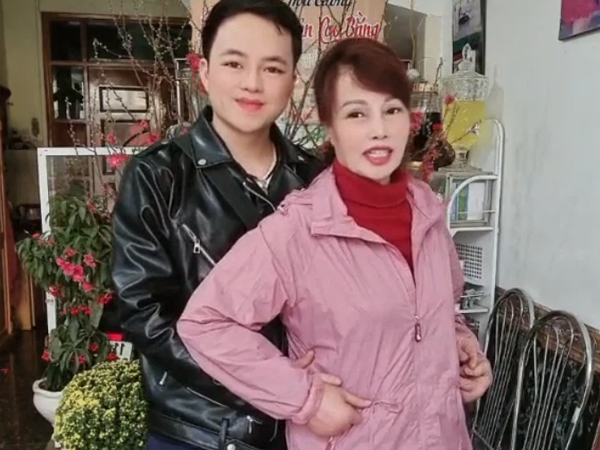 Cô dâu Cao Bằng U70 đăng clip được chồng trẻ ôm eo tình tứ đón Tết, nhưng dân mạng phát hiện lần này tới phiên gương mặt anh chồng “biến dạng” lạ thường