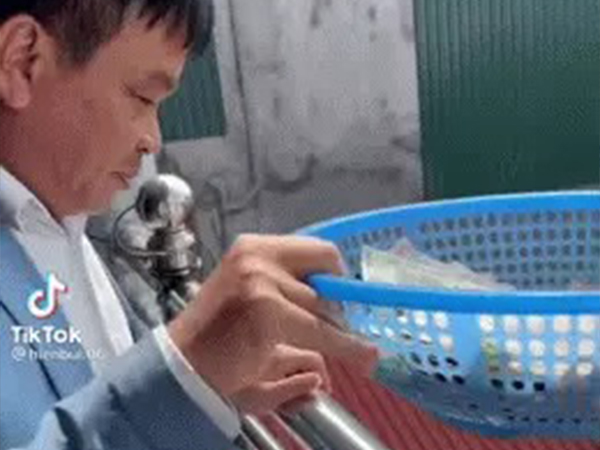 Ông bố lì xì con cháu bằng 'cơn mưa tiền' gây sốt, nhưng hành động này lại gây tranh cãi khi chẳng thể hiểu mục đích để làm gì?