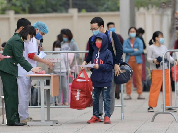 Cận cảnh gỡ rào và bỏ cách ly cho học sinh, phụ huynh cùng giáo viên trường Tiểu học Xuân Phương