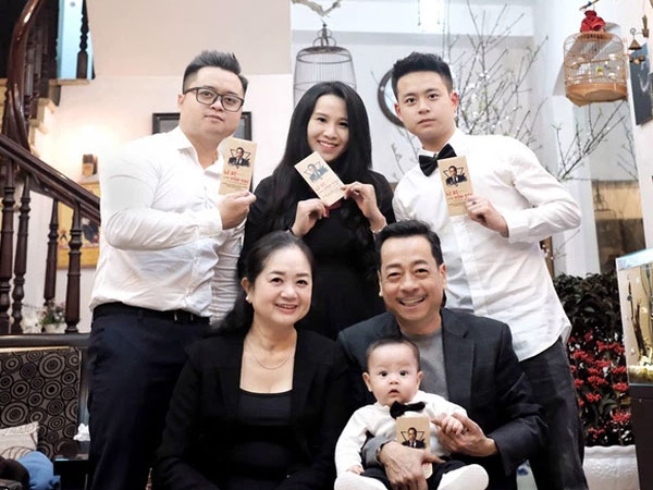 Cuộc đời NSND Hoàng Dũng: Cựu giám đốc Nhà hát Kịch với gia tài điện ảnh khuynh đảo Vbiz, về nhà lại thành ông bố giản dị hy sinh vì vợ con