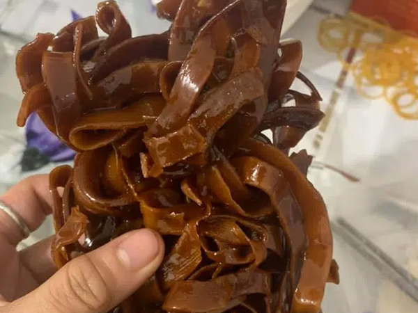 Cô gái trổ tài làm đồ ăn vặt đón Tết, kết quả nhiều người đoán là khúc gỗ hoặc bánh đa, nào ngờ lại là món mứt siêu dễ này!?