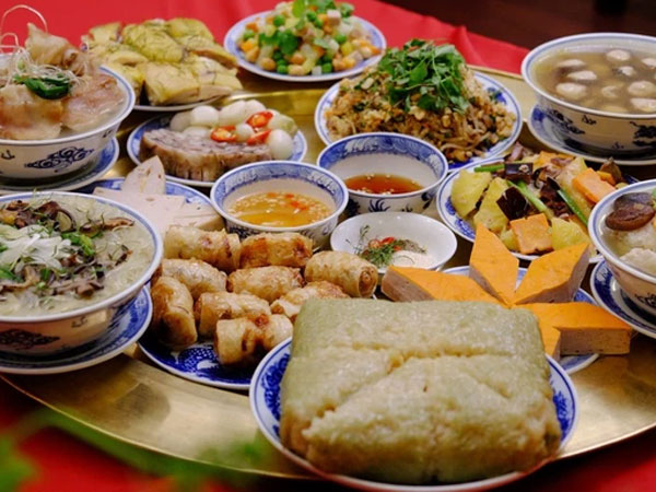 Ngộ độc thực phẩm thường gặp trong Tết: Xử lý tại nhà thế nào mới đúng?