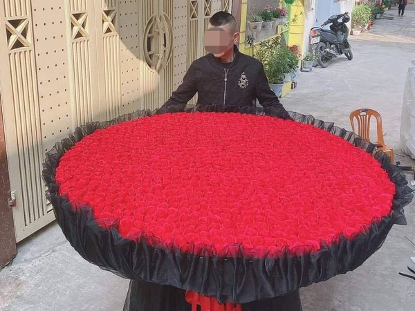 MXH 'dậy sóng' vì món quà Valentine của chàng trai Nghệ An: 999 bông hoa hồng gây choáng ngợp