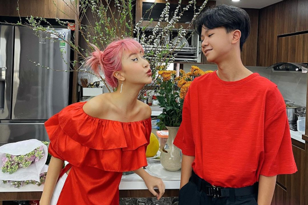 Cả nhà Quỳnh Anh Shyn rủ nhau diện dresscode xanh - đỏ - nâu từ 30 Tết tới tận mùng 3: Đã chơi thì phải 'tới bến'