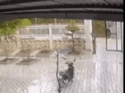 Video: Ra đóng cổng, người phụ nữ bất ngờ gặp tai nạn nguy kịch, khoảnh khắc kinh hoàng khiến tất cả 'lạnh gáy'