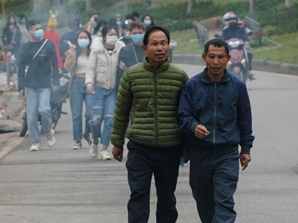 Hà Nội: Hàng nghìn người dân đến dâng hương xin lộc ở hội Gióng nhưng "quên" khẩu trang