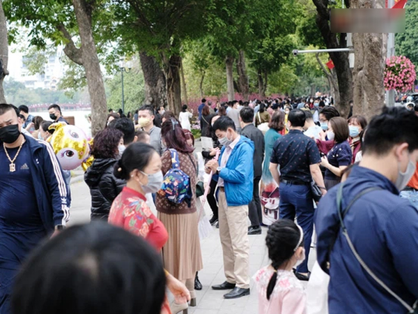Hà Nội 16 độ C, tranh thủ chơi Tết nốt trước khi không khí lạnh tràn về
