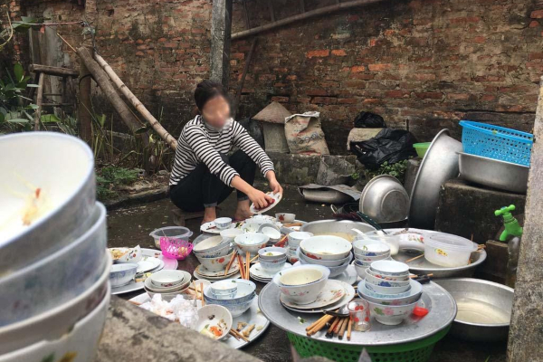 Vừa thấy cháu dâu, cô bác đã kháo nhau 'nay có người rửa bát rồi', nhưng ngay sau đó phải im tịt vì lời đáp của mẹ chồng