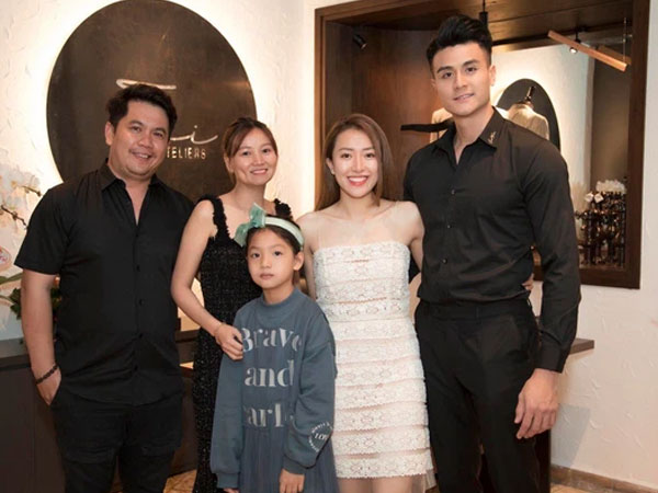 'Cẩu lương' chốt hạ ngày Valentine: Vĩnh Thụy công khai bạn gái, nắm chặt tay nhìn dễ thương muốn xỉu!