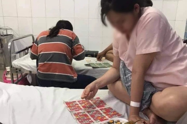 Tết mà phải đi đẻ: Bà bầu vác hẳn bộ lô tô, đĩa trái cây vào phòng chờ sinh rủ 'bạn cùng phòng' nhập cuộc
