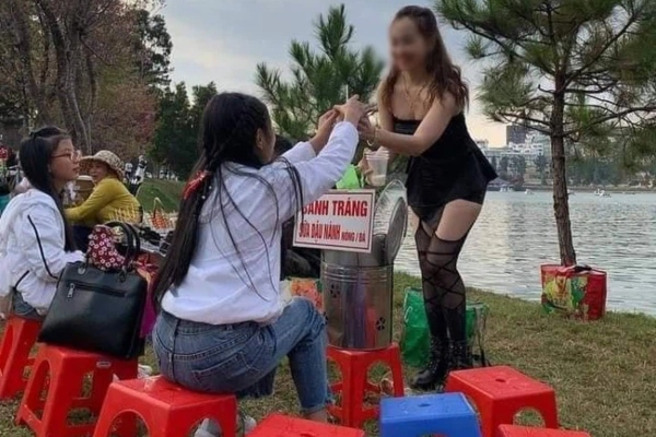 Cô gái gây khó hiểu khi diện đầm không dây, kèm tất lưới hở đùi táo bạo để... đứng bán đồ ăn vặt ở hồ Than Thở, Đà Lạt