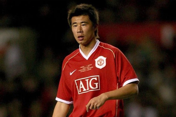 Cựu cầu thủ Man United phải phẫu thuật sửa khuôn mặt vì bị hắt hủi tại quê nhà Trung Quốc