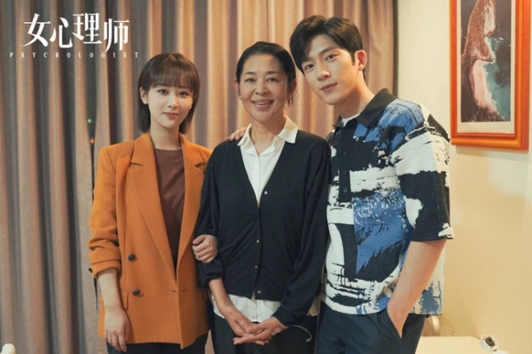 Dương Tử chụp ảnh hậu trường cùng mẹ xinh đẹp, đáng chú ý là vị trí đứng của Tỉnh Bách Nhiên