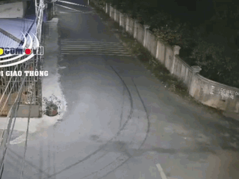 Video: Thanh niên văng lên không sau cú tông kinh hoàng