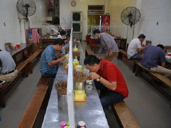 Hà Nội: Quán ăn phục vụ trong nhà được hoạt động nhưng phải giãn cách 2m, khuyến khích bán mang về