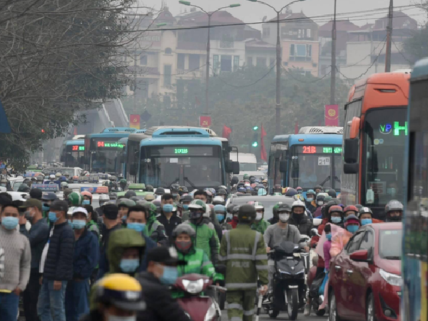 Ảnh: Chiều mùng 5 Tết, cửa ngõ Hà Nội lại ùn tắc do dòng người từ các tỉnh thành đổ về