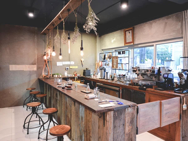 Hà Nội tìm người đến hàng loạt quán cafe và nhà hàng liên quan đến các ca nhiễm Covid-19