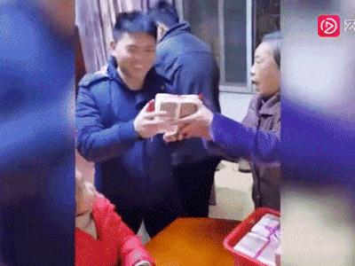 Bà ngoại đem gần 3 tỷ đồng lì xì mừng năm mới cho con cháu
