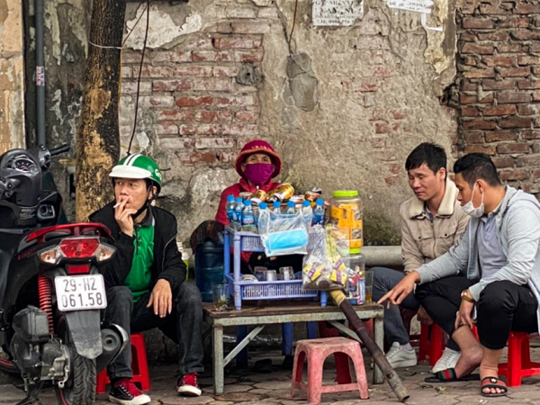 Hà Nội: Bất chấp lệnh dừng hoạt động để phòng dịch, nhiều quán trà đá quanh bến xe vẫn thản nhiên mở cửa đón khách