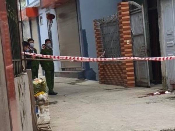 Vụ chồng giết vợ trước cửa nhà hôm mùng 5 Tết: Bé trai 6 tuổi chắn không cho bố chém mẹ